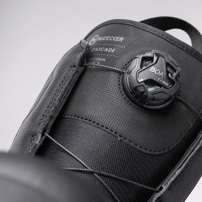 CASCADE Black snowboard boots