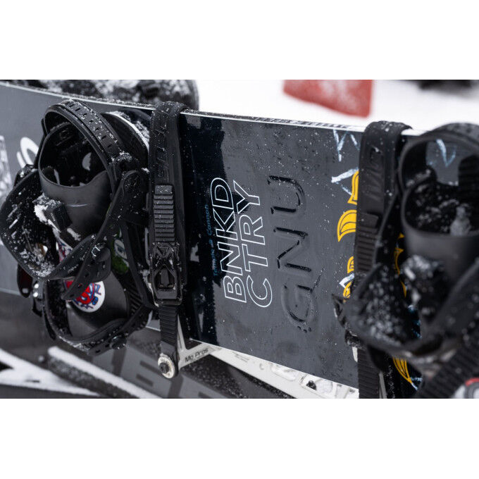 Gnu BANKED COUNTRY Snowboard Pack + Bindings