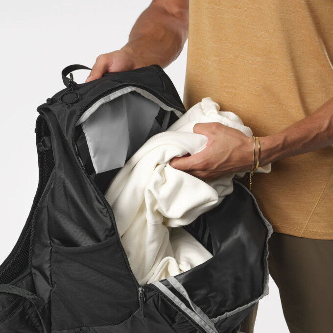 SALOMON TRAILBLAZER 10 ブラック バックパック TRAILBLAZER 10 – サロモン公式オンラインストア