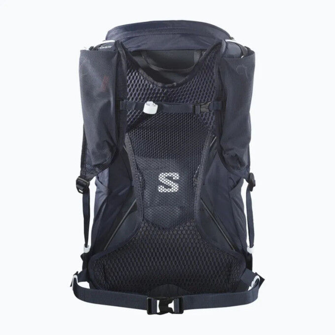 Salomon Aerotrek 18: technical backpack for female hikers