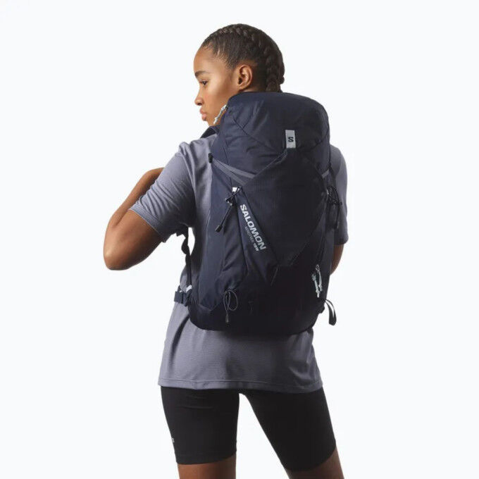 Salomon Aerotrek 18: technical backpack for female hikers