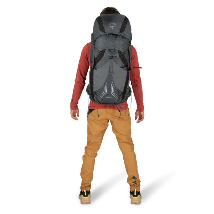 Mochila Osprey EXOS 48 Dark Charcoal: ultraligera y ventilada