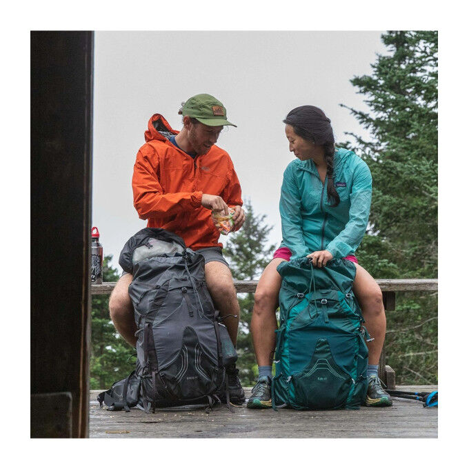 Mochila Osprey EXOS 48 Dark Charcoal: ultraligera y ventilada