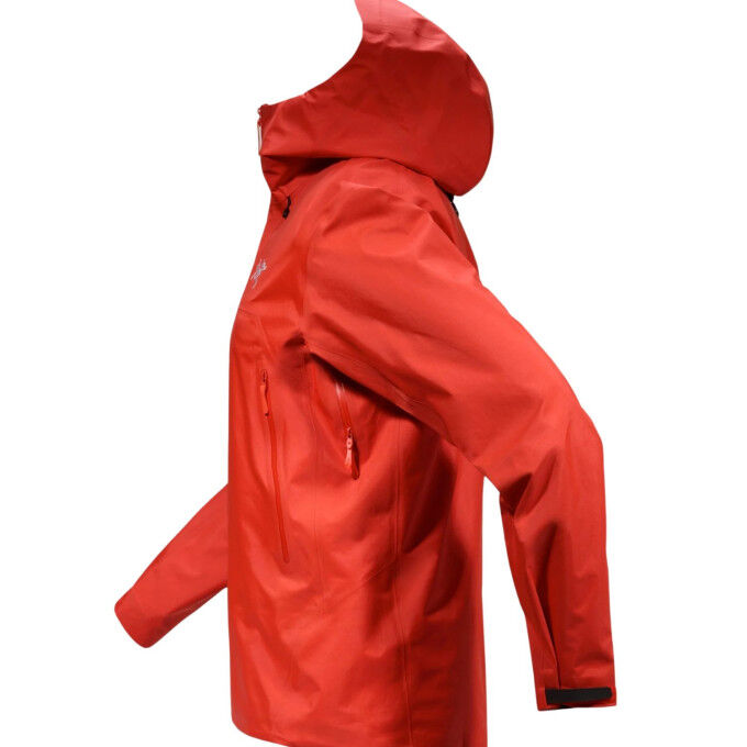 Arc’teryx Beta SL Men: lightweight protection for all your outdoor adventures