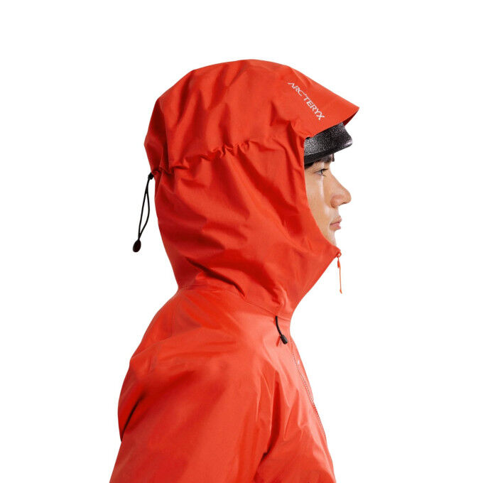 Arc’teryx Beta SL Men: lightweight protection for all your outdoor adventures