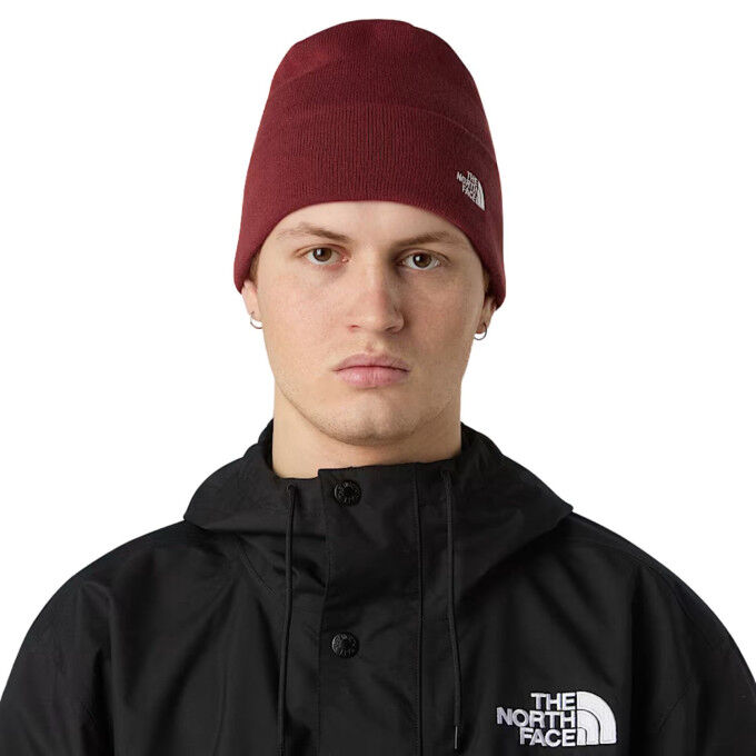 The North Face Norm Sumac Beanie: comfort and eco-friendly style
