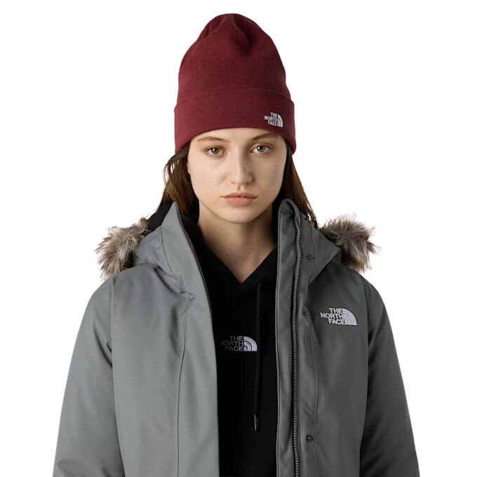 The North Face Norm Sumac Beanie: comfort and eco-friendly style