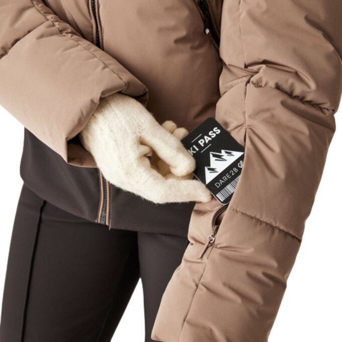 Dare2B Glitz women's ski jacket: elegance and performance on the slopes