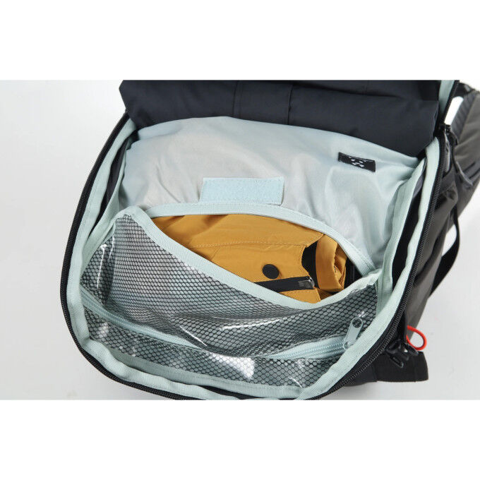 Nitro SLASH 25 PRO Raven snowboard backpack – 25L technical and comfortable