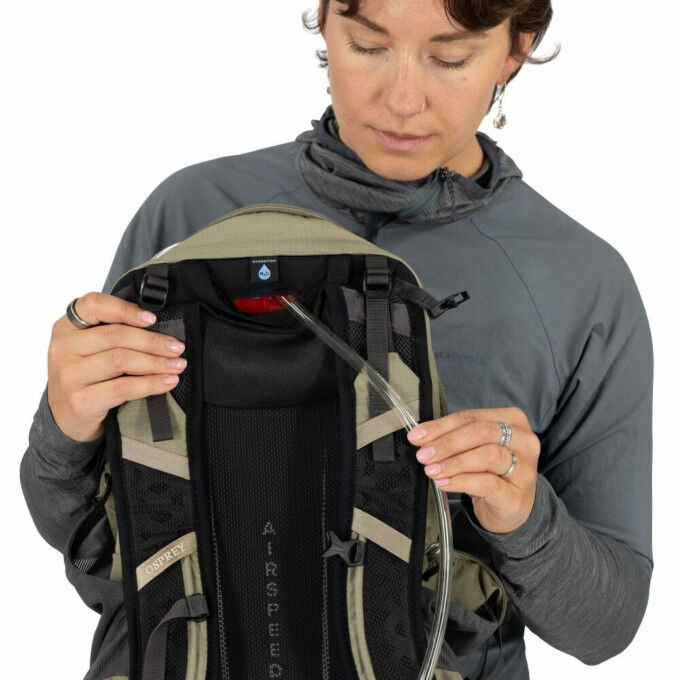 Osprey Hikelite™ 18 Olive Tan: lightweight, ventilated hiking backpack