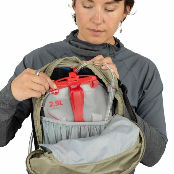 Osprey Hikelite™ 18 Olive Tan: lightweight, ventilated hiking backpack