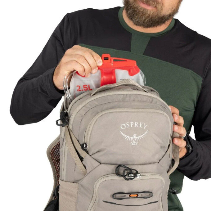Osprey Raptor 14: MTB backpack with a 2.5-liter hydration system for demanding rides