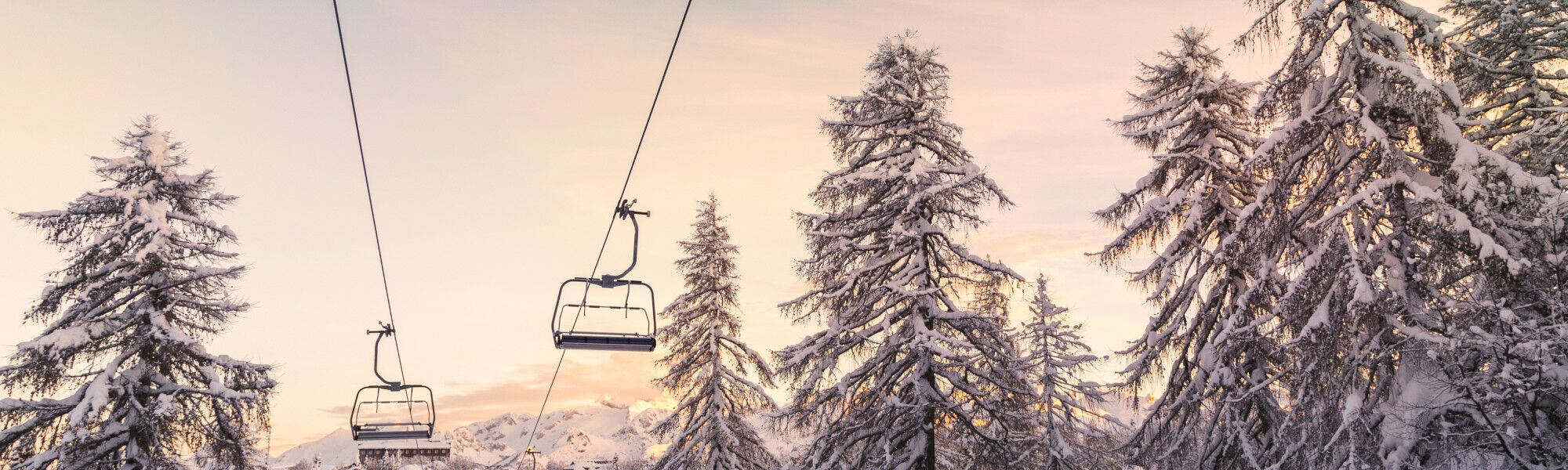 Sessellift in den verschneiten Bergen
			        