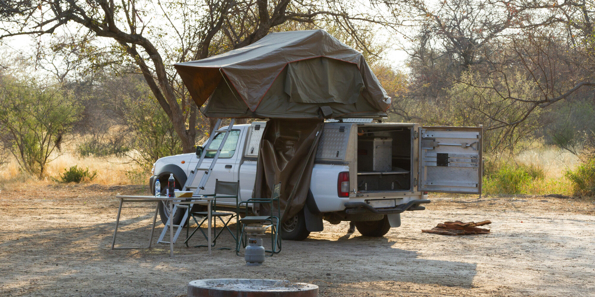4x4 con tenda da tetto e campeggio
				        