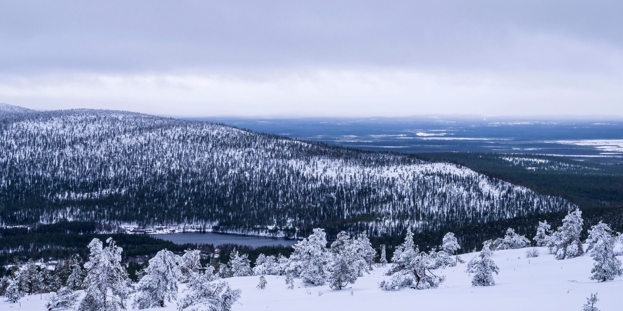 paysage enneigé et un lac
				        