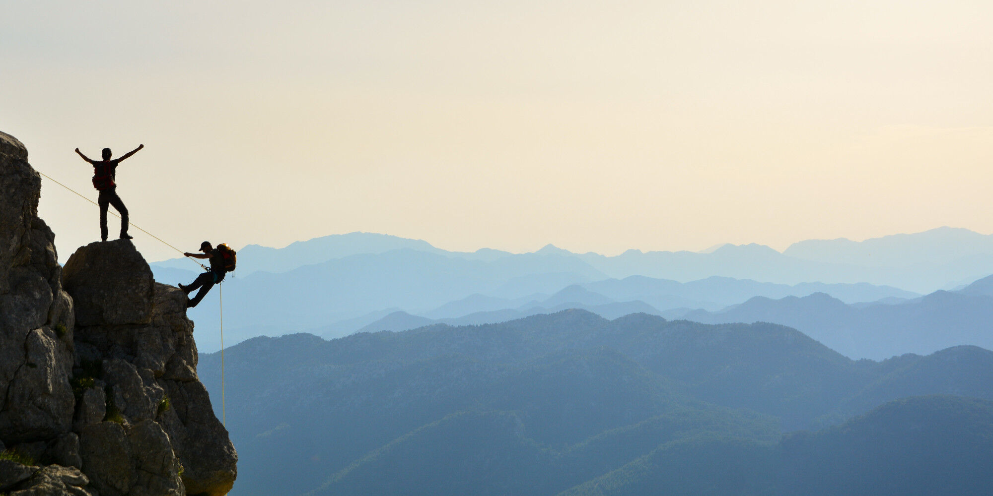 image de montagnes au loin
				        