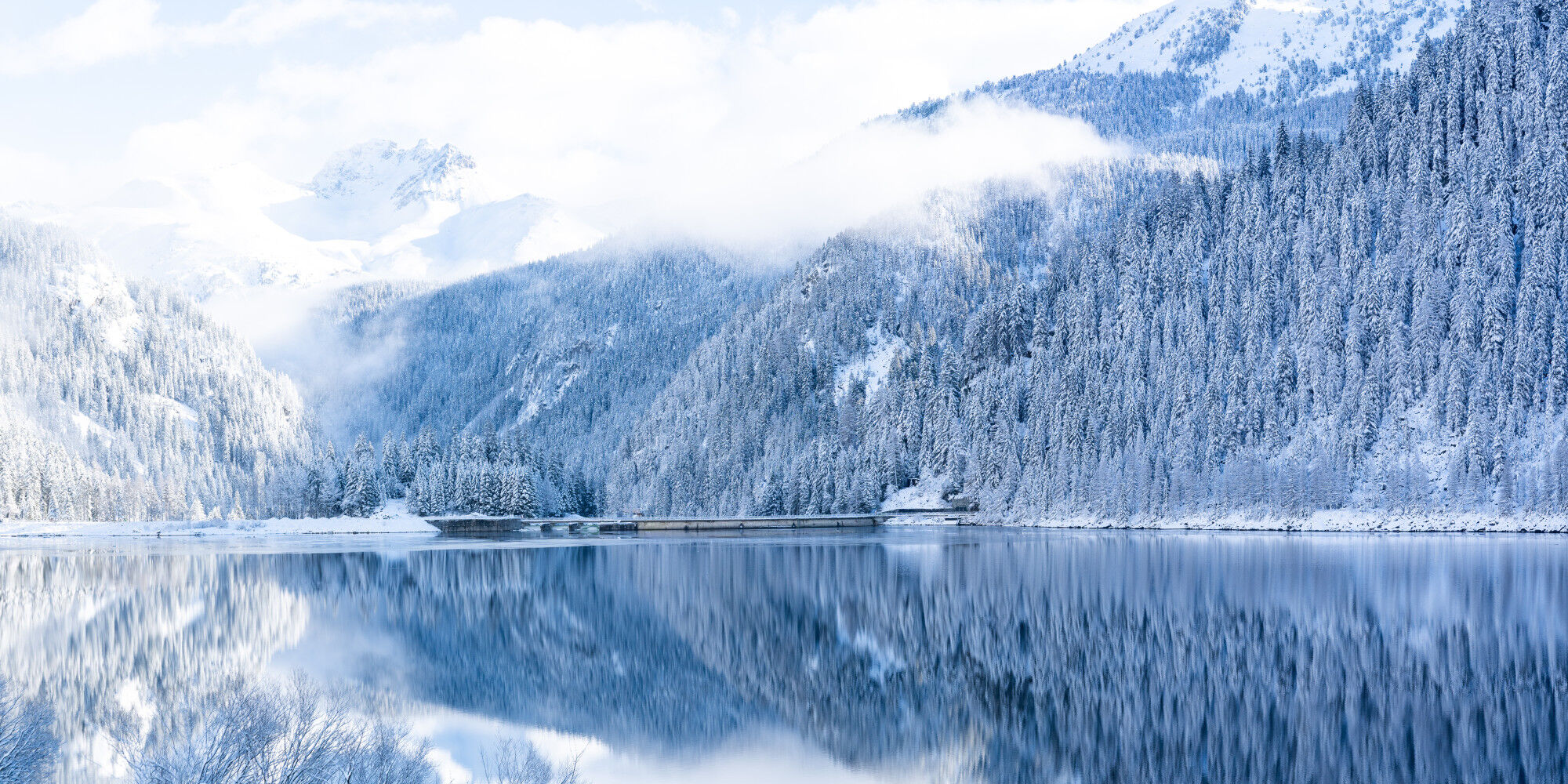 paysage lac gelé avec légers nuages sur les hauteurs
				        