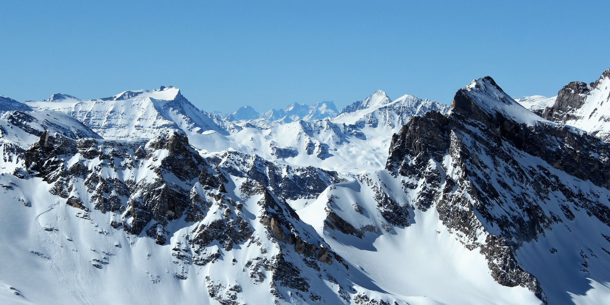 montagnes rocheuses enneigées
				        