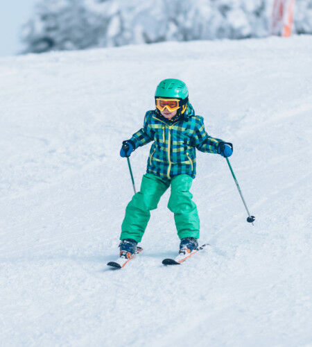enfant skieur sur piste
		                        