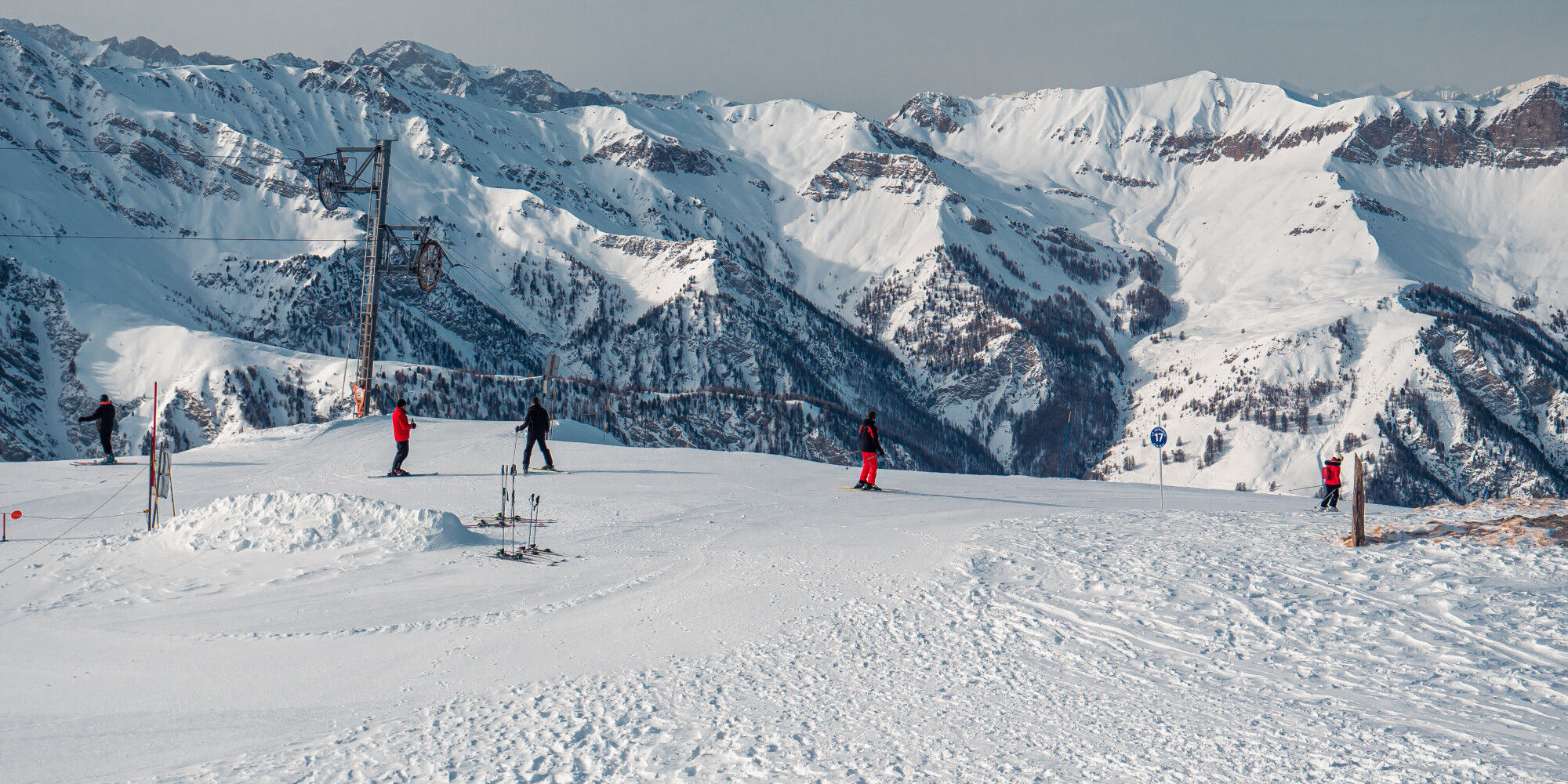 skieurs sur une piste
				        