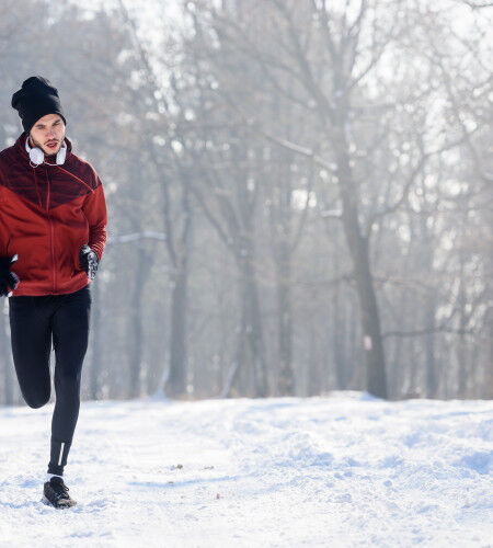 coureur dans la neige jogging
			                        