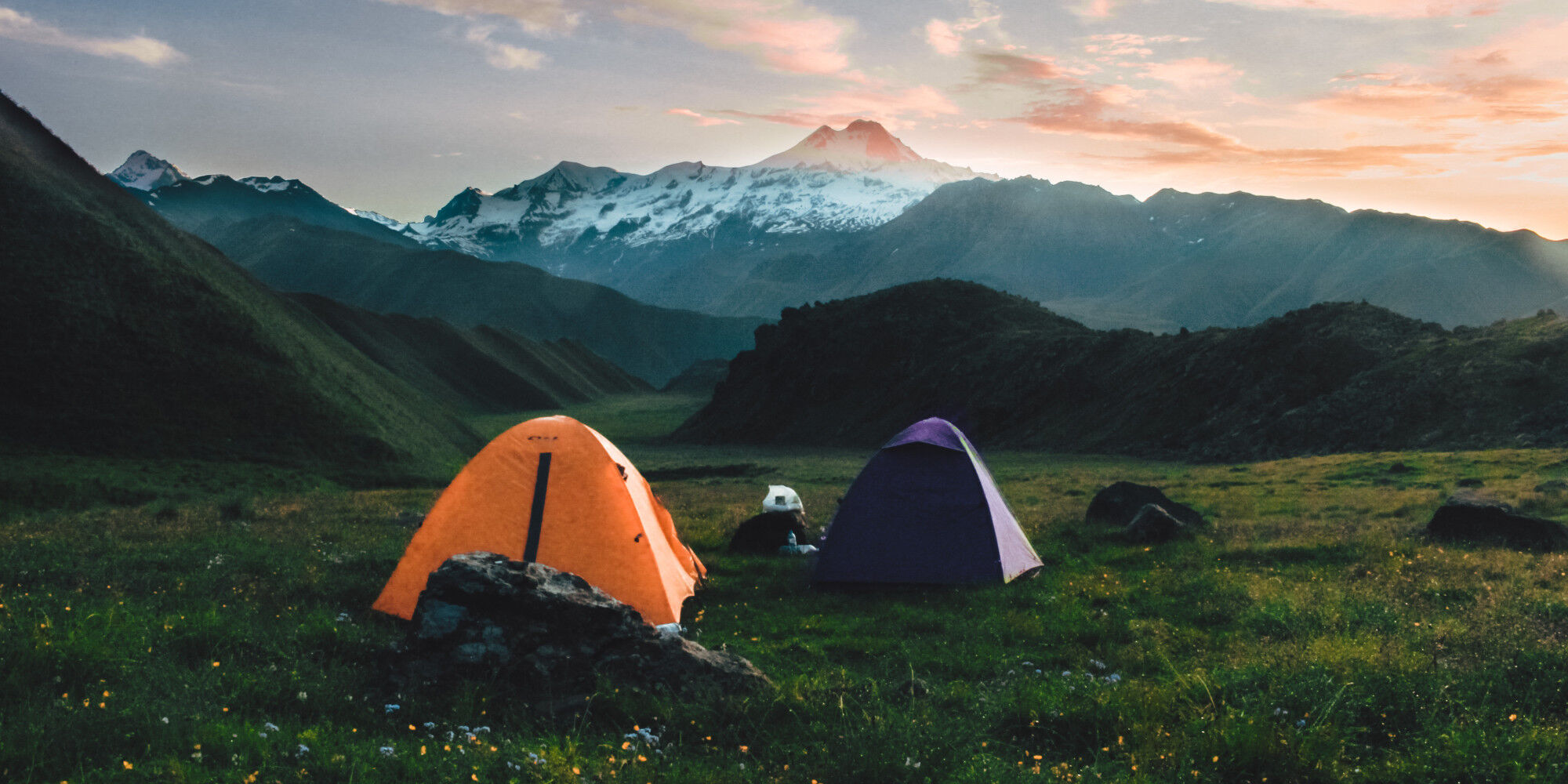 tentes dans la montagne campement et bivouac
				        