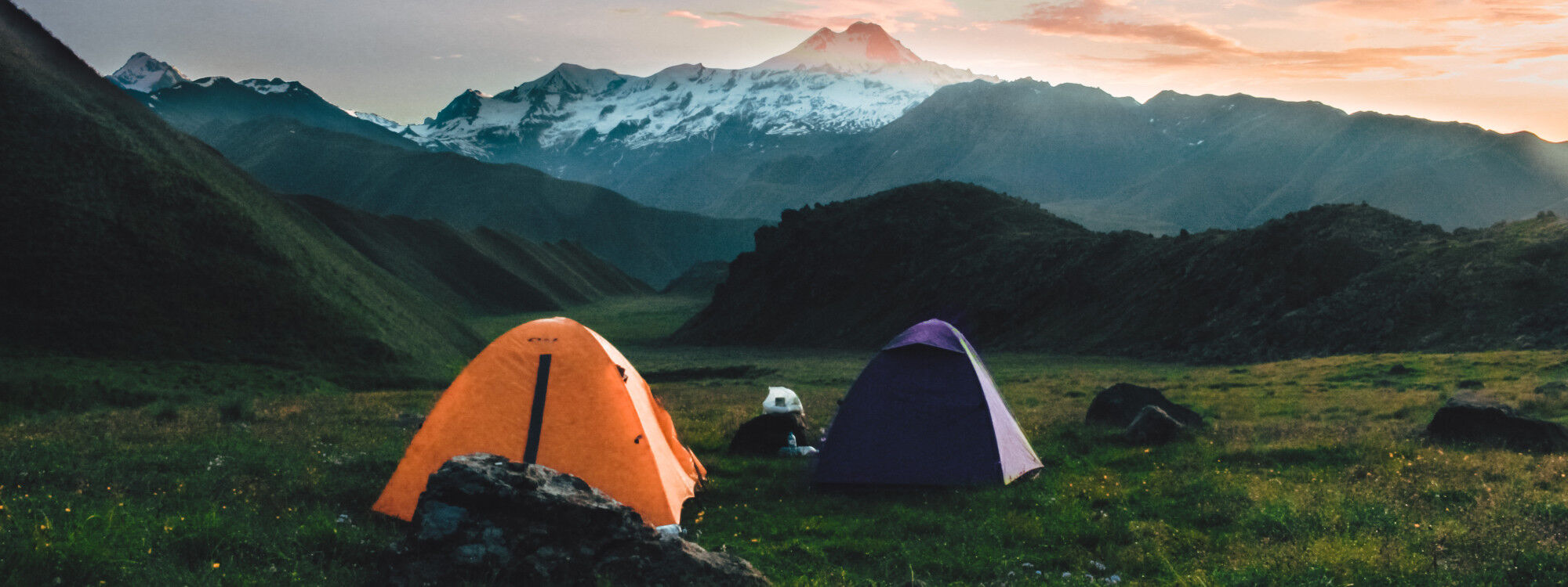 tentes dans la montagne campement et bivouac
					        