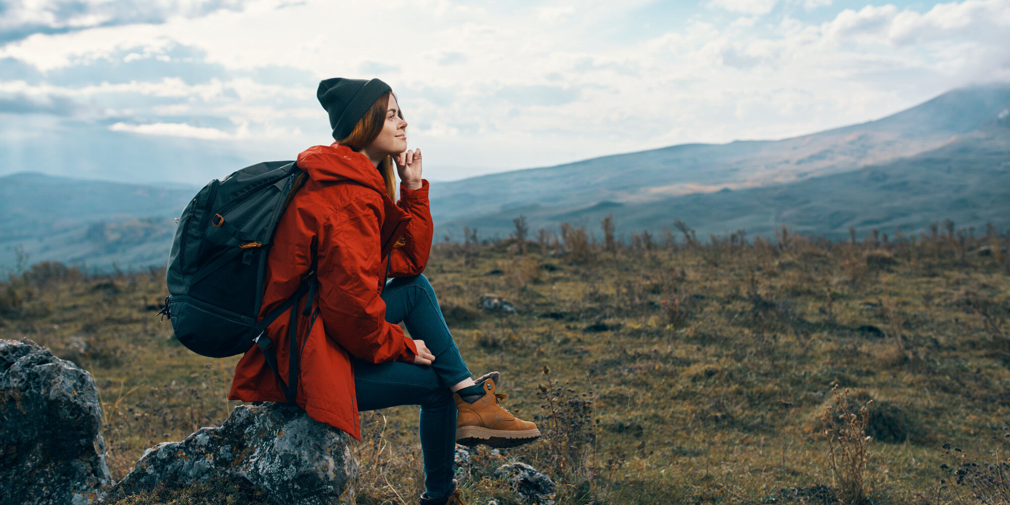 Reisende beim Wandern mit Rucksack
				        