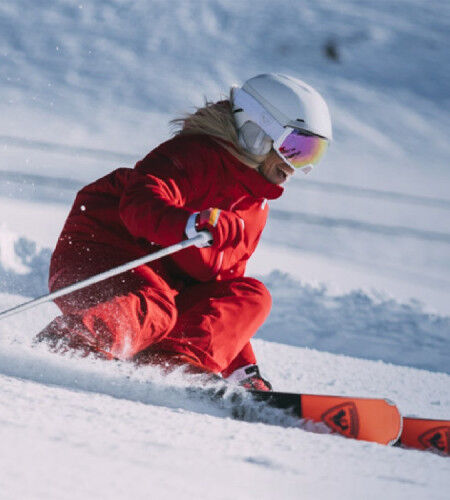 Skieuse en descente
			                        
