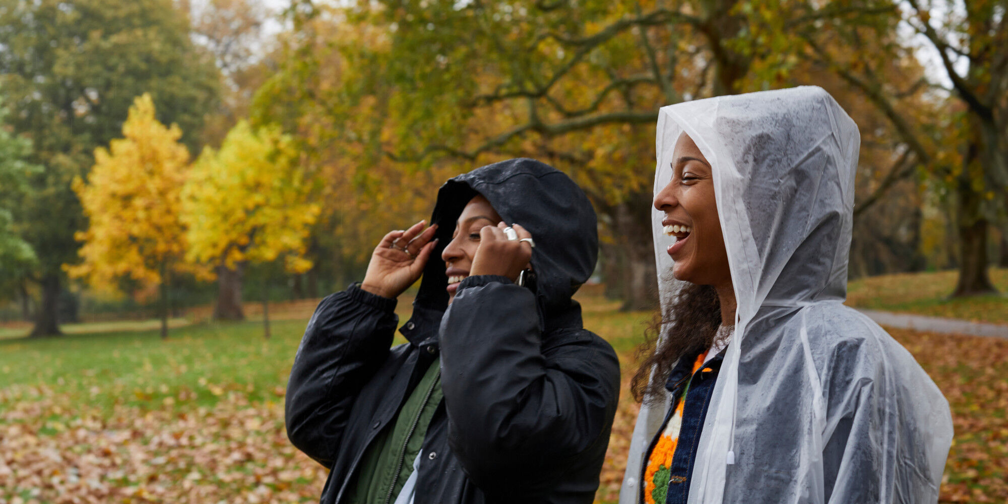 femmes équipées d'une cape de pluie
				        