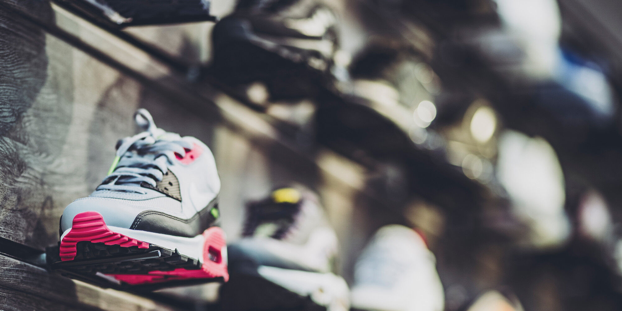 chaussures sportswear en rayon d'un magasin
				        