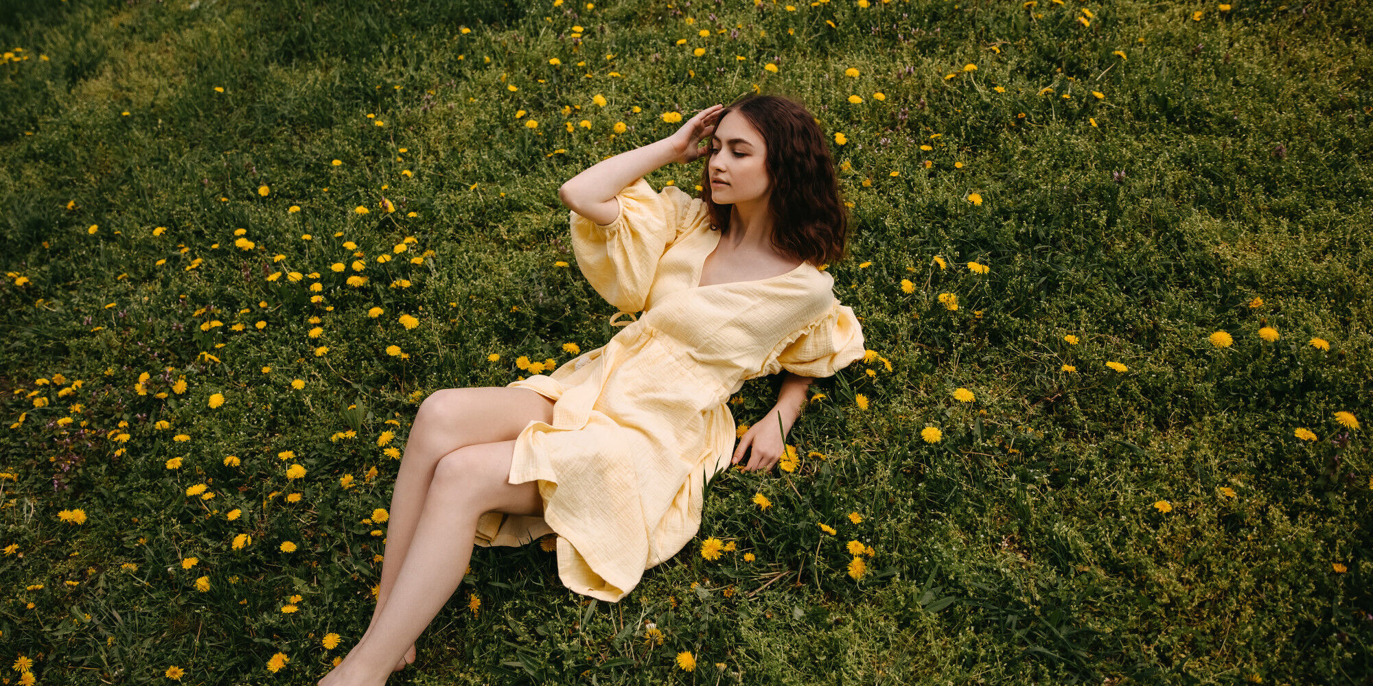femme avec une robe dans l'herbe
				        