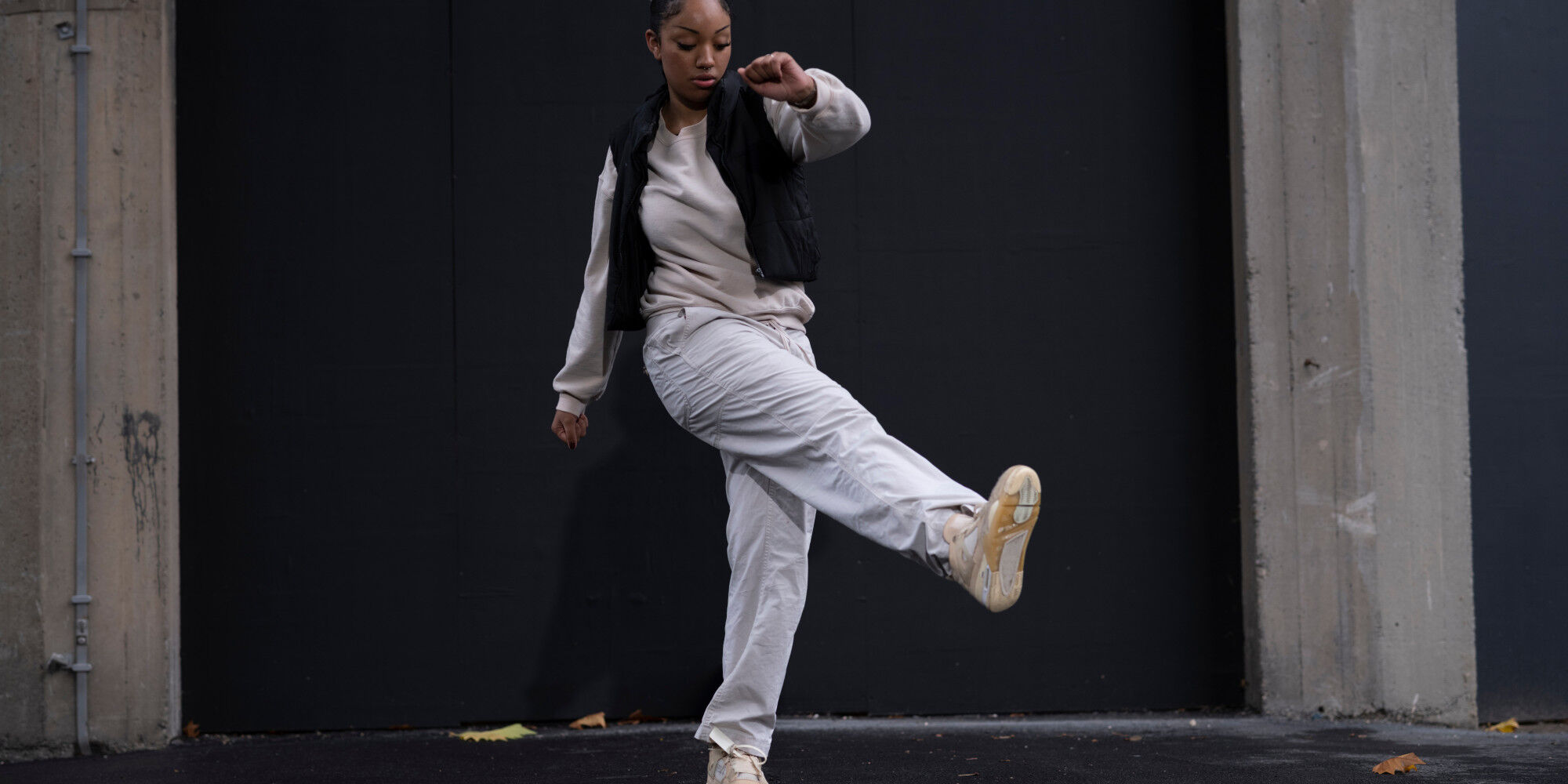 femme avec un pantalon sportswear jogging
				        