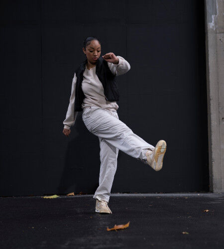 Frau mit Sportswear-Jogginghose
			                        