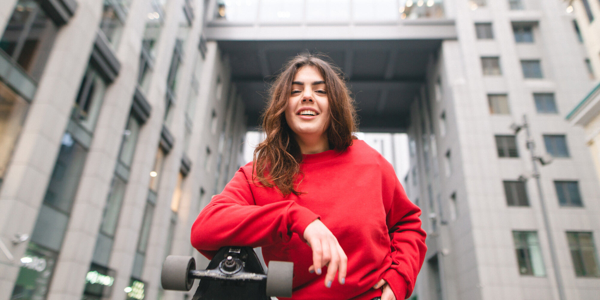 skateuse avec un pull sportswear
				        