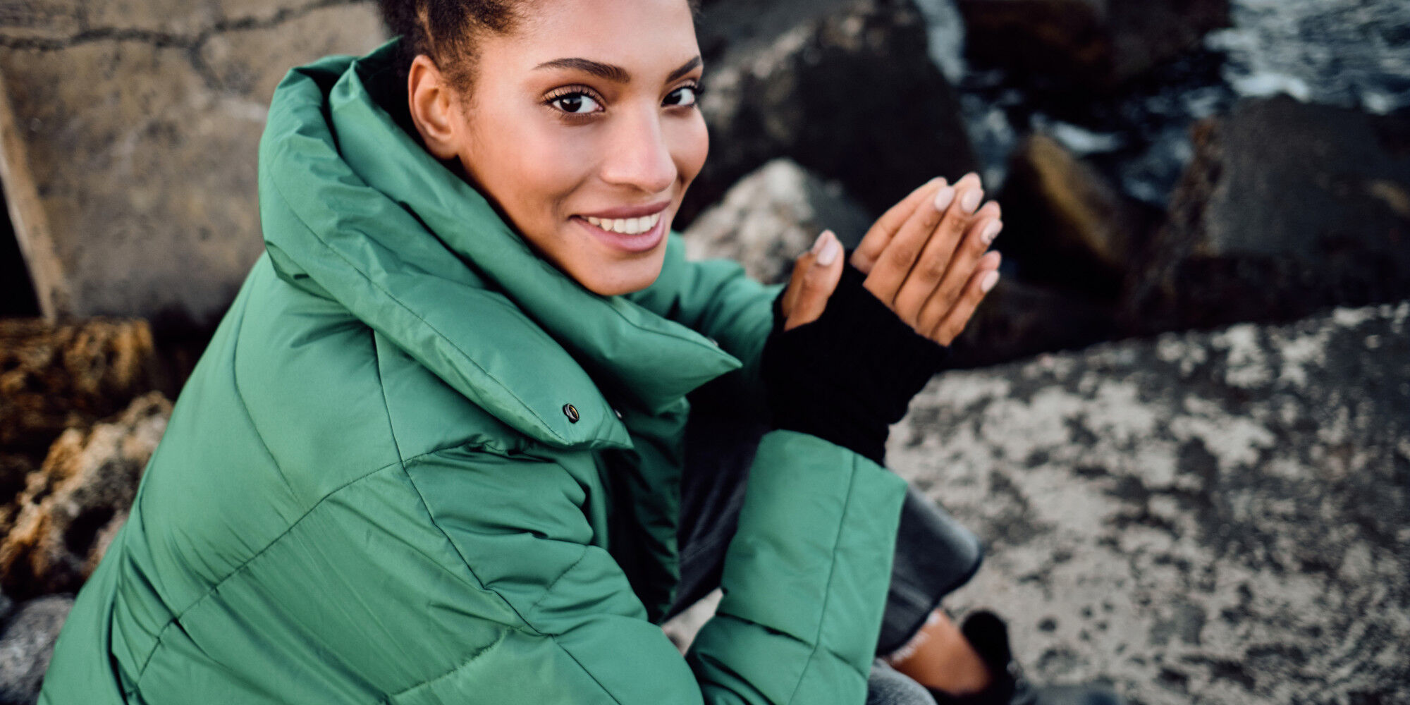 femme avec une veste doudoune plutôt sportswear
				        