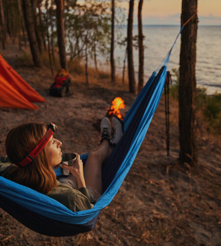 campeuse dans un hamac
			                        