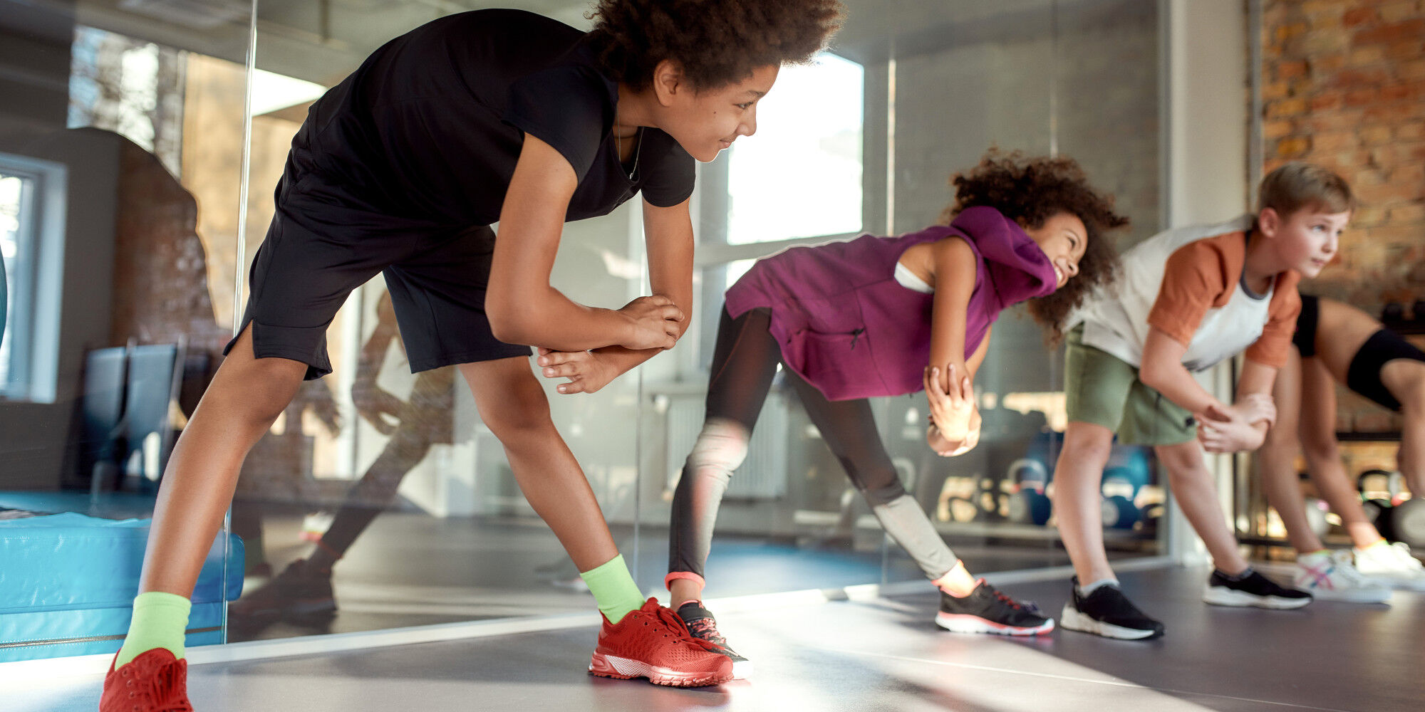 enfants qui font du sport avec des vêtements sportswear
				        