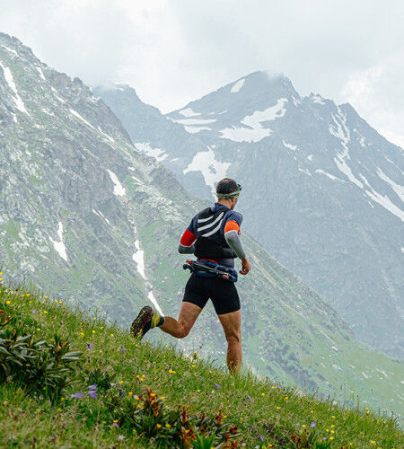 homme qui fait du trail en montagne
			                        