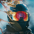 Homme avec un masque de ski