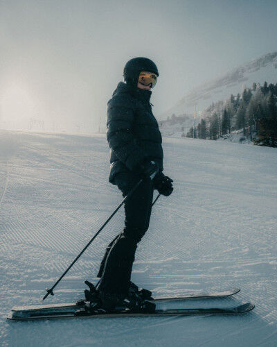 Skifahrerin mit Atomic Cloud Damen Ski auf verschneiter Piste
			                        
