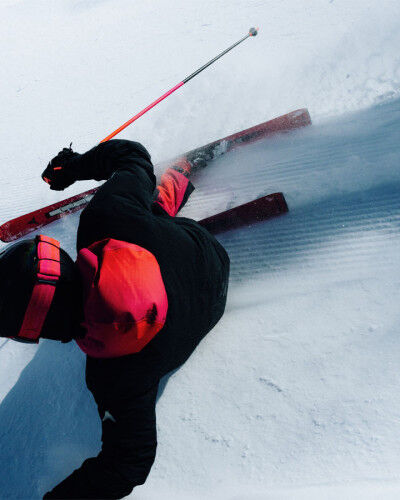 Skifahrer in der Abfahrt mit roten Atomic Skiern
			                        