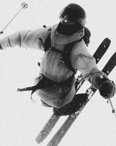 Skifahrer beim Sprung mit Atomic Skiern
			                        