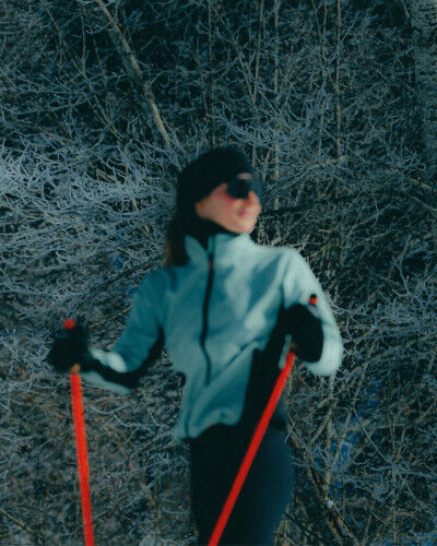 Langläuferin mit Atomic Stöcken – Nordic Serie
			                        