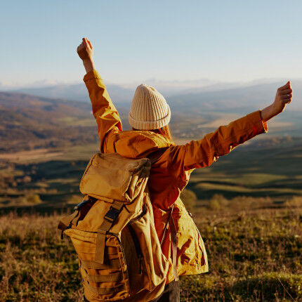mujer cima de montaña naturaleza viajes aventura Aire fresco
			                    