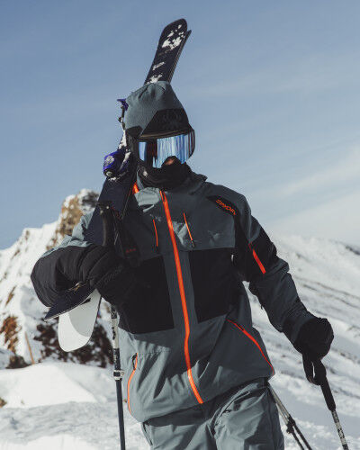 Homme avec un bonnet Spyder sur la tête
			                        