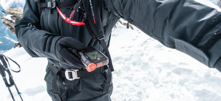 avalanche-beacon-transceiver-evo-bt-action