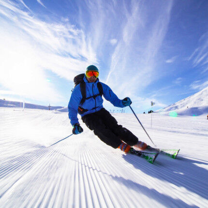 skieur professionnel sur une piste de ski
			                    