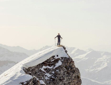 skieur sur une falaise, promotion coup de froid hiver 2026
					        