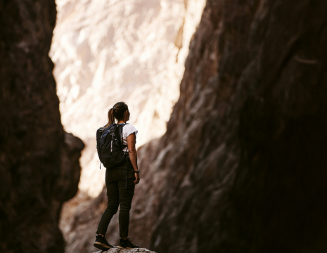 une femme randonneuse en montagne pour l'offre nouvelle collection été 26
					        